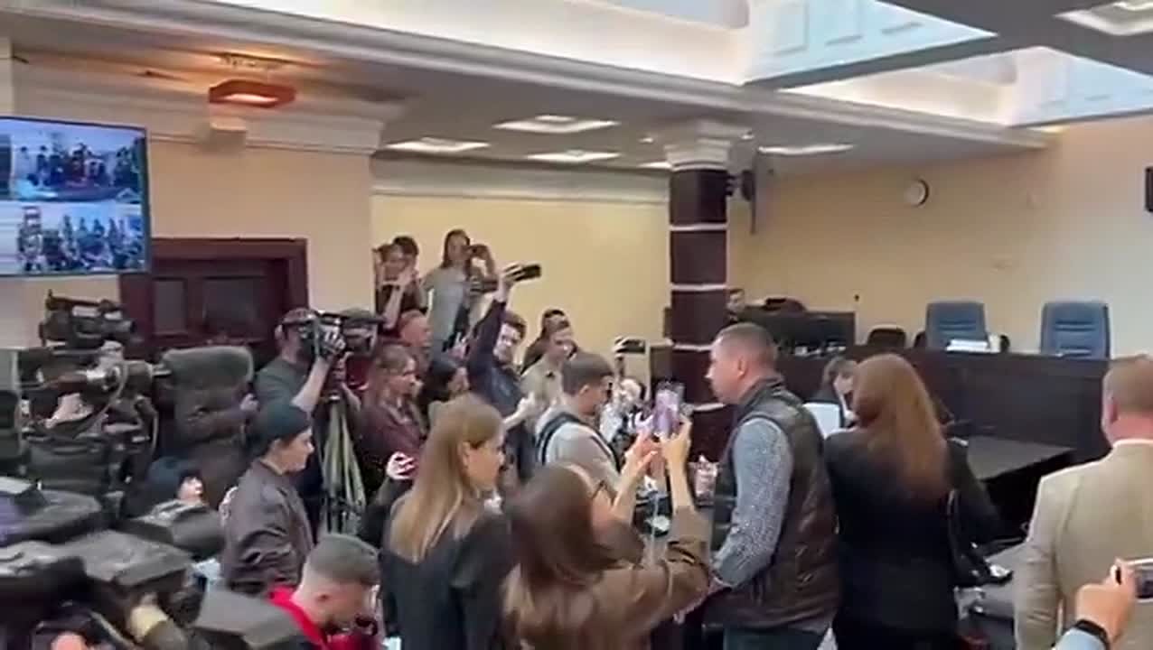 Владимир Корнилов: Сейчас на суде по делу Андрея Ермака в Киеве возникла жаркая дискуссия о том, кого Владимир Зеленский любит большее - евреев или украинцев