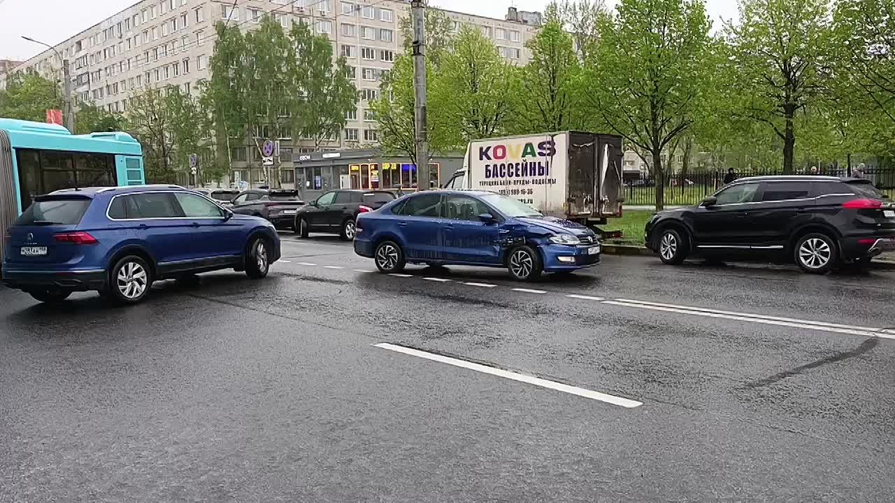 Две иномарки столкнулись на Будапештской улице рядом с НИИ скорой помощи имени Джанелидзе