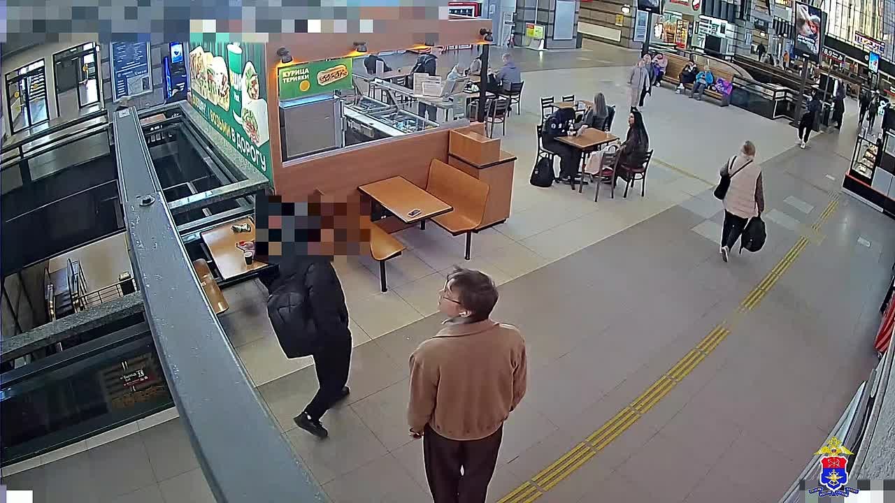 Петербургскими транспортными полицейскими по горячим следам раскрыта кража брендового гаджета в кафе на Ладожском вокзале