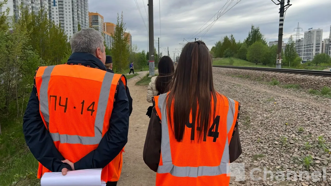 Жителям Мурино напомнили о том, что ходить по путям запрещено Жителям Мурино напомнили о том, что ходить по путям запрещено