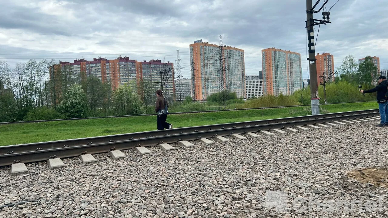 Жителям Мурино напомнили о том, что ходить по путям запрещено Жителям Мурино напомнили о том, что ходить по путям запрещено