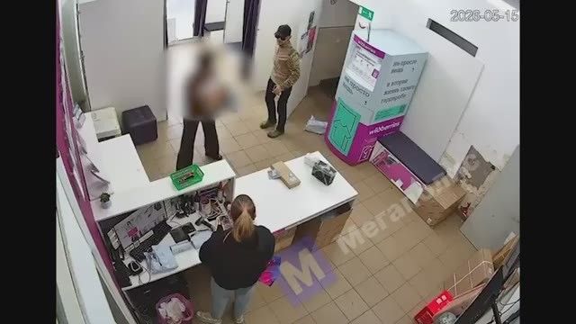 Сотрудница ПВЗ на Новочеркасском проспекте в Петербурге выиграла битву за телефон, но с потерями