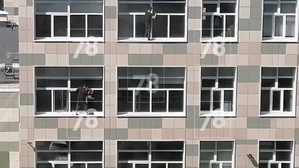 Опасный субботник в школе. Жителей Красносельского района встревожили мойщики окон без страховки