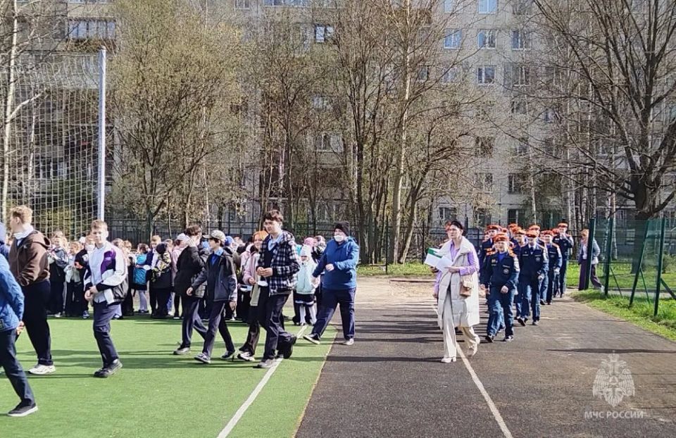 В конце учебного года школьники тренируются эвакуироваться в случае пожара вместе с #петербургскимиспасателями В конце учебного года школьники тренируются эвакуироваться в случае пожара вместе с #петербургскимиспасателями