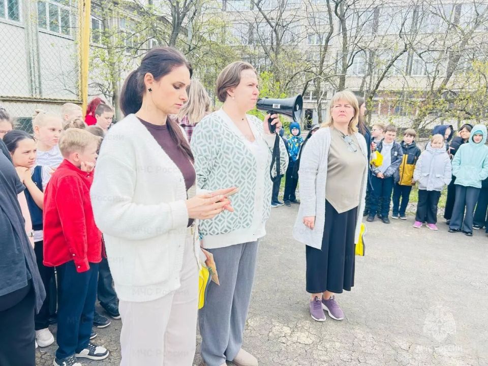 В конце учебного года школьники тренируются эвакуироваться в случае пожара вместе с #петербургскимиспасателями В конце учебного года школьники тренируются эвакуироваться в случае пожара вместе с #петербургскимиспасателями