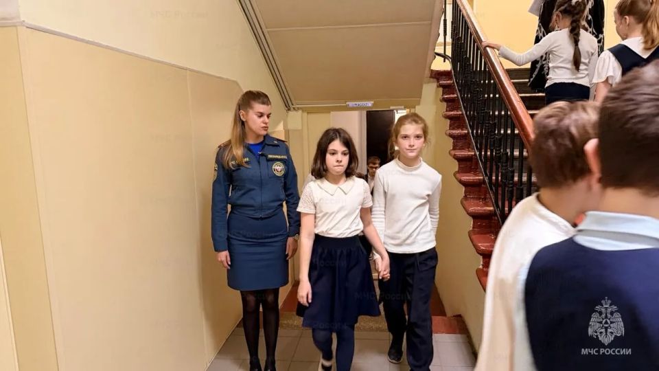 В конце учебного года школьники тренируются эвакуироваться в случае пожара вместе с #петербургскимиспасателями В конце учебного года школьники тренируются эвакуироваться в случае пожара вместе с #петербургскимиспасателями