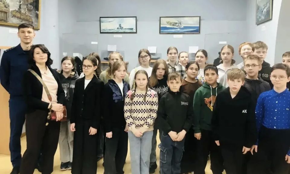 Прокуратура Фрунзенского района г. Санкт-Петербурга организовала для ребят из Центра содействия семейному воспитанию экскурсию в музей истории подводных сил им. А.И. Маринеско