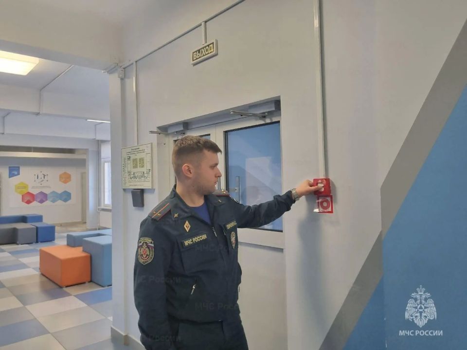 В конце учебного года школьники тренируются эвакуироваться в случае пожара вместе с #петербургскимиспасателями В конце учебного года школьники тренируются эвакуироваться в случае пожара вместе с #петербургскимиспасателями