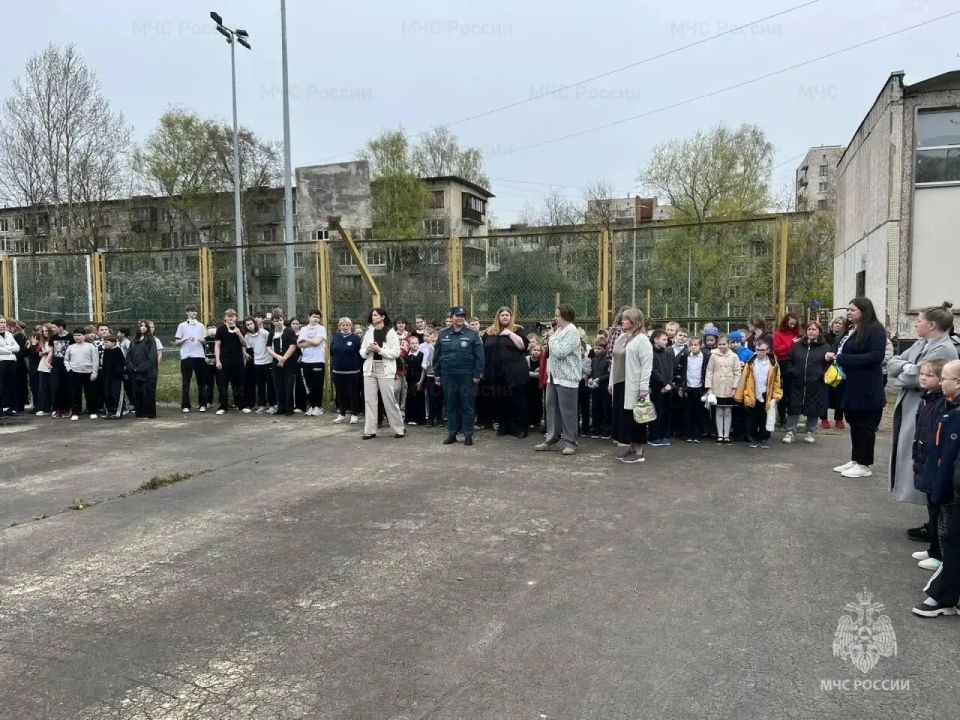 В конце учебного года школьники тренируются эвакуироваться в случае пожара вместе с #петербургскимиспасателями В конце учебного года школьники тренируются эвакуироваться в случае пожара вместе с #петербургскимиспасателями