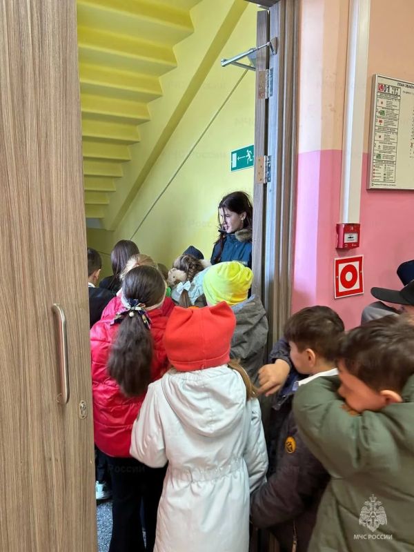 В конце учебного года школьники тренируются эвакуироваться в случае пожара вместе с #петербургскимиспасателями В конце учебного года школьники тренируются эвакуироваться в случае пожара вместе с #петербургскимиспасателями