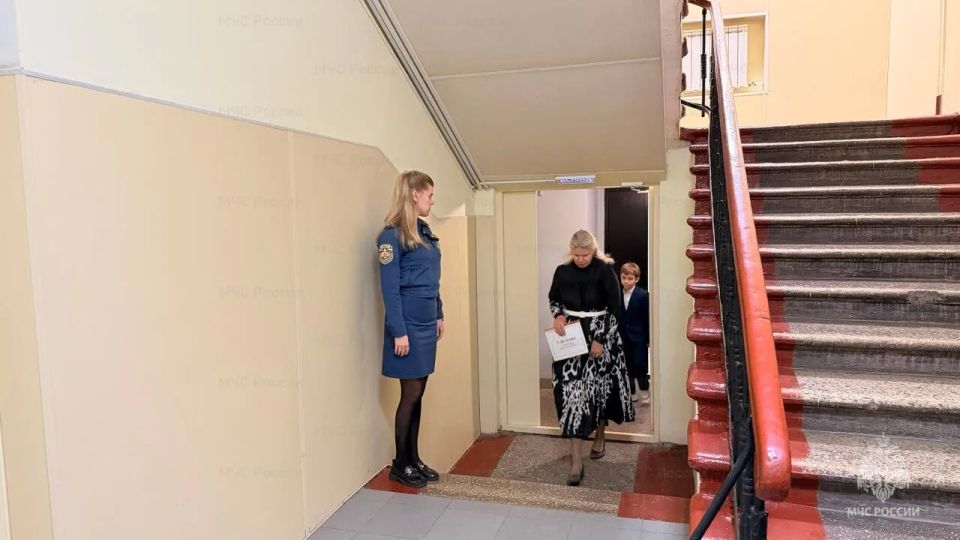 В конце учебного года школьники тренируются эвакуироваться в случае пожара вместе с #петербургскимиспасателями В конце учебного года школьники тренируются эвакуироваться в случае пожара вместе с #петербургскимиспасателями