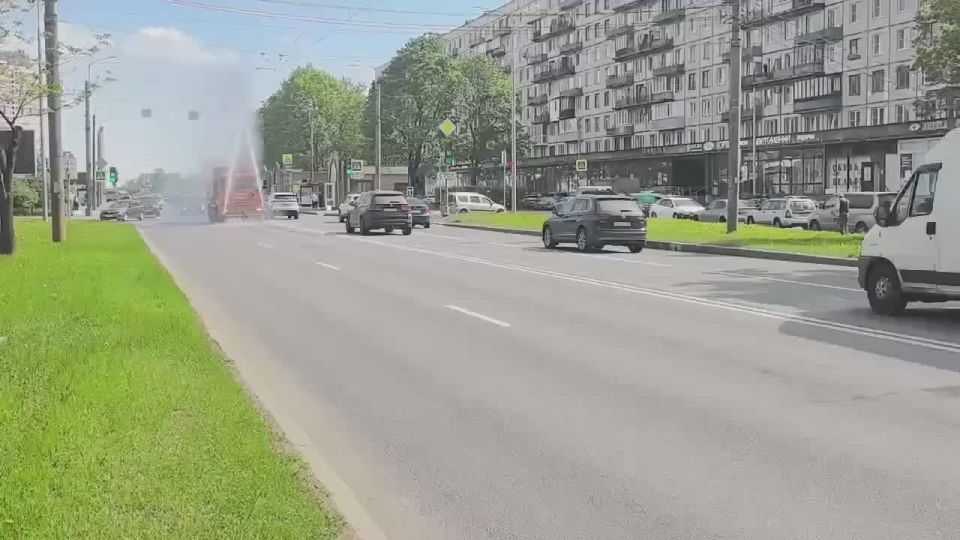 Сегодня Петербург напоминал раскалённую сковородку, которую отчаянно пытались освежить