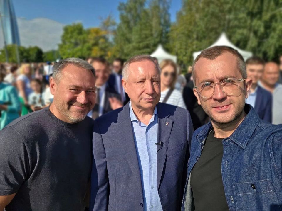 Александр Дмитриевич, я работаю в вашей команде уже пять лет и сегодня хочу вас поблагодарить Александр Дмитриевич, я работаю в вашей команде уже пять лет и сегодня хочу вас поблагодарить