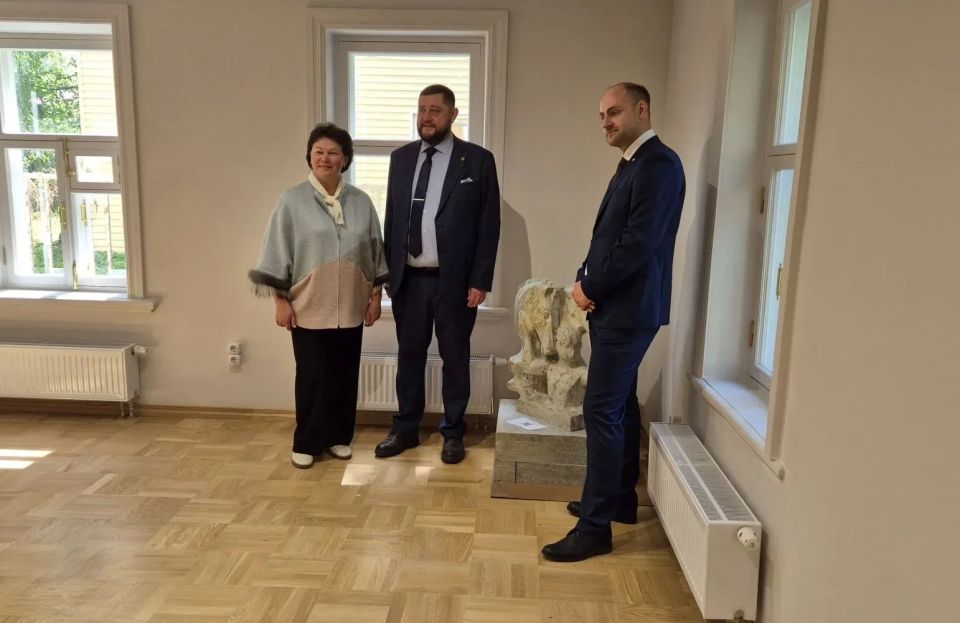 Новоладожскому музею подарили скульптуру из путиловского известняка Новоладожскому музею подарили скульптуру из путиловского известняка