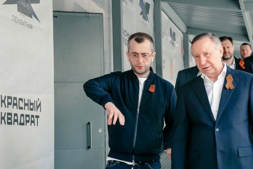 Александр Дмитриевич, я работаю в вашей команде уже пять лет и сегодня хочу вас поблагодарить Александр Дмитриевич, я работаю в вашей команде уже пять лет и сегодня хочу вас поблагодарить