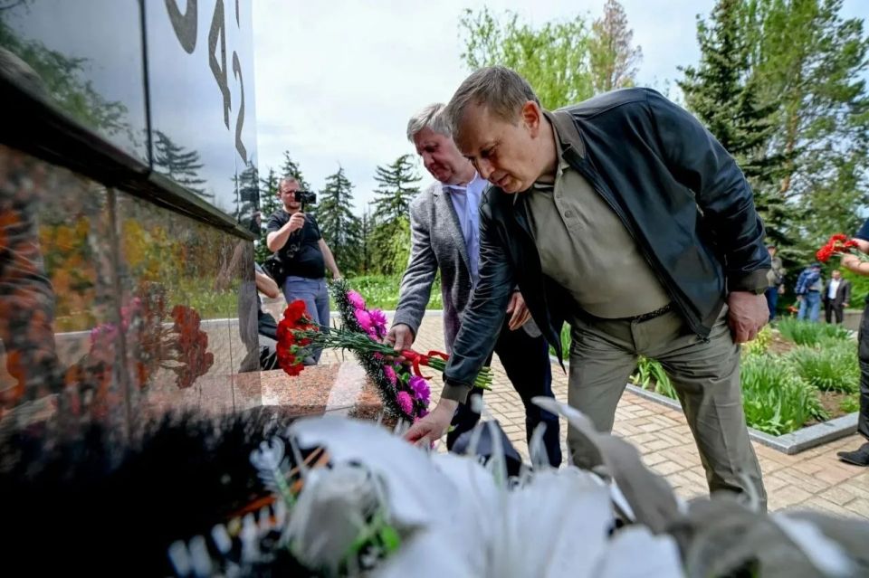 Ленобласть привела в порядок семь памятных мест в Енакиево ко Дню Победы Ленобласть привела в порядок семь памятных мест в Енакиево ко Дню Победы