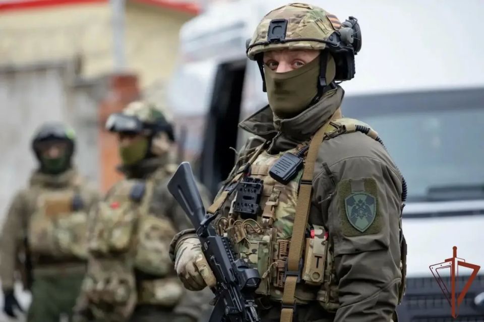 В Санкт-Петербурге при содействии СОБР «Гранит» Главного управления Росгвардии по г. Санкт-Петербургу и Ленинградской области пресечена деятельность группы, торговавшей наркотиками