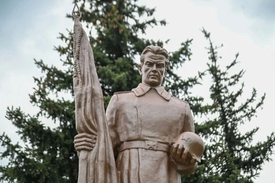 Ленобласть привела в порядок семь памятных мест в Енакиево ко Дню Победы Ленобласть привела в порядок семь памятных мест в Енакиево ко Дню Победы