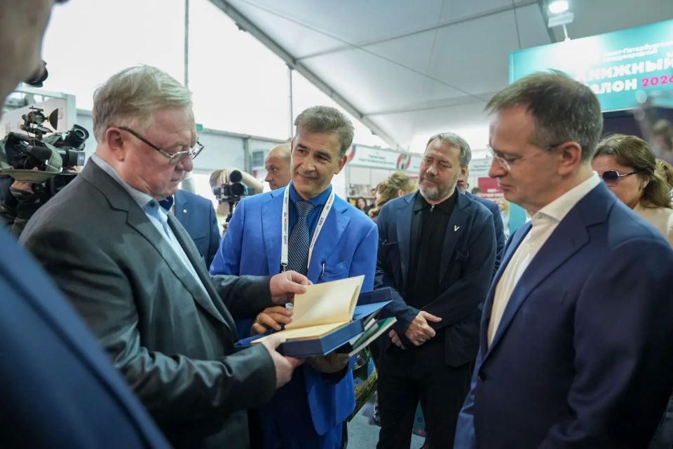 На Дворцовой площади открылся XXI Санкт-Петербургский международный книжный салон На Дворцовой площади открылся XXI Санкт-Петербургский международный книжный салон