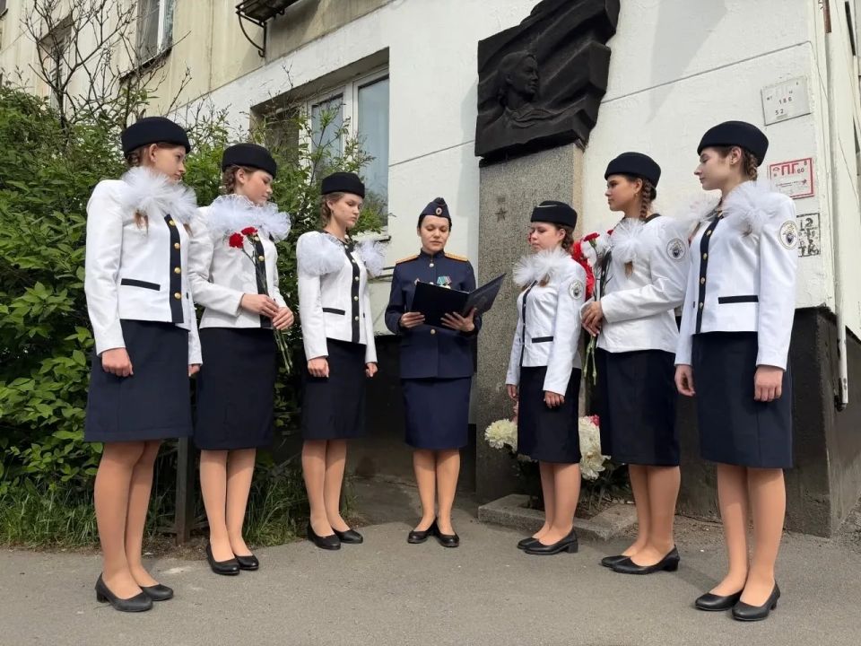 В Санкт-Петербурге воспитанницы кадетского корпуса СК России почтили память Героя Советского Союза Зины Портновой