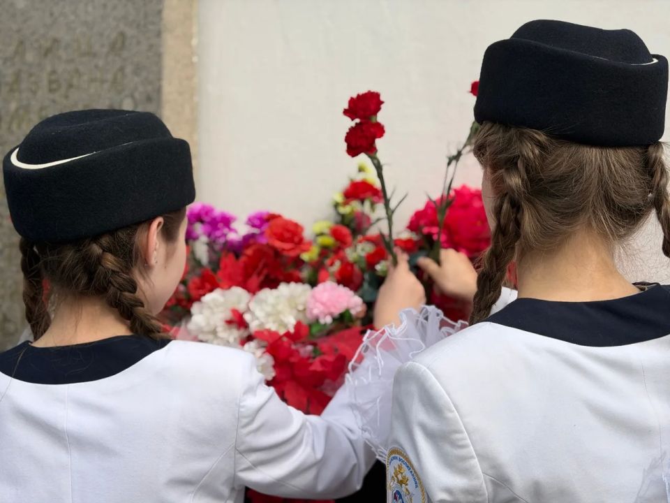 В Санкт-Петербурге воспитанницы кадетского корпуса СК России почтили память Героя Советского Союза Зины Портновой В Санкт-Петербурге воспитанницы кадетского корпуса СК России почтили память Героя Советского Союза Зины Портновой