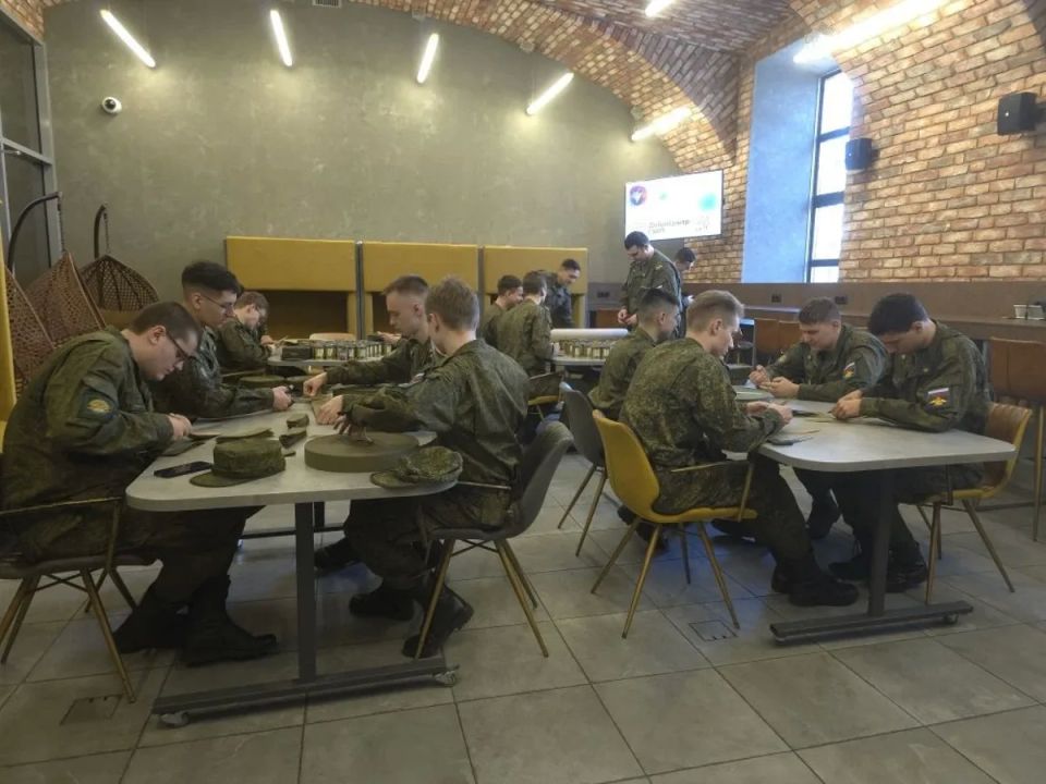 Студенты Санкт-Петербурга делают окопные свечи для военнослужащих Студенты Санкт-Петербурга делают окопные свечи для военнослужащих