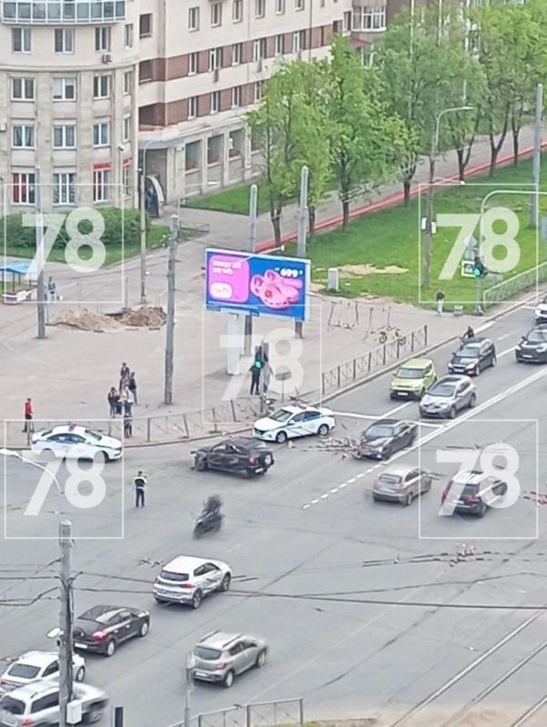 Легковушка протаранила забор на проспекте Ветеранов