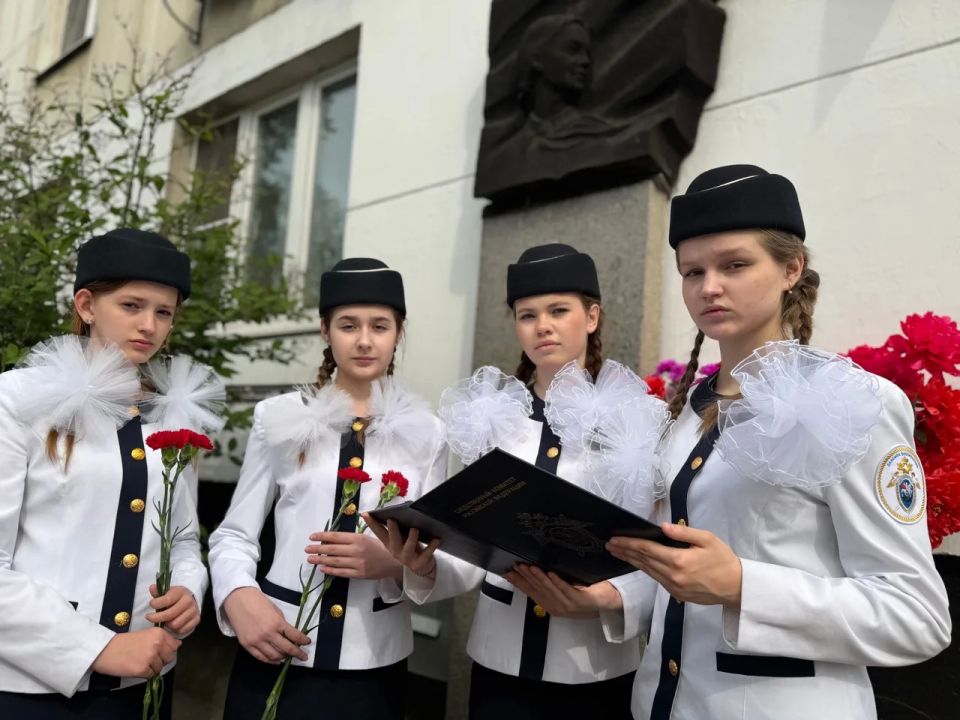 В Санкт-Петербурге воспитанницы кадетского корпуса СК России почтили память Героя Советского Союза Зины Портновой В Санкт-Петербурге воспитанницы кадетского корпуса СК России почтили память Героя Советского Союза Зины Портновой