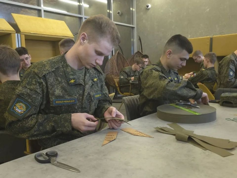 Студенты Санкт-Петербурга делают окопные свечи для военнослужащих Студенты Санкт-Петербурга делают окопные свечи для военнослужащих