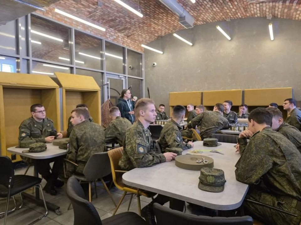 Студенты Санкт-Петербурга делают окопные свечи для военнослужащих Студенты Санкт-Петербурга делают окопные свечи для военнослужащих