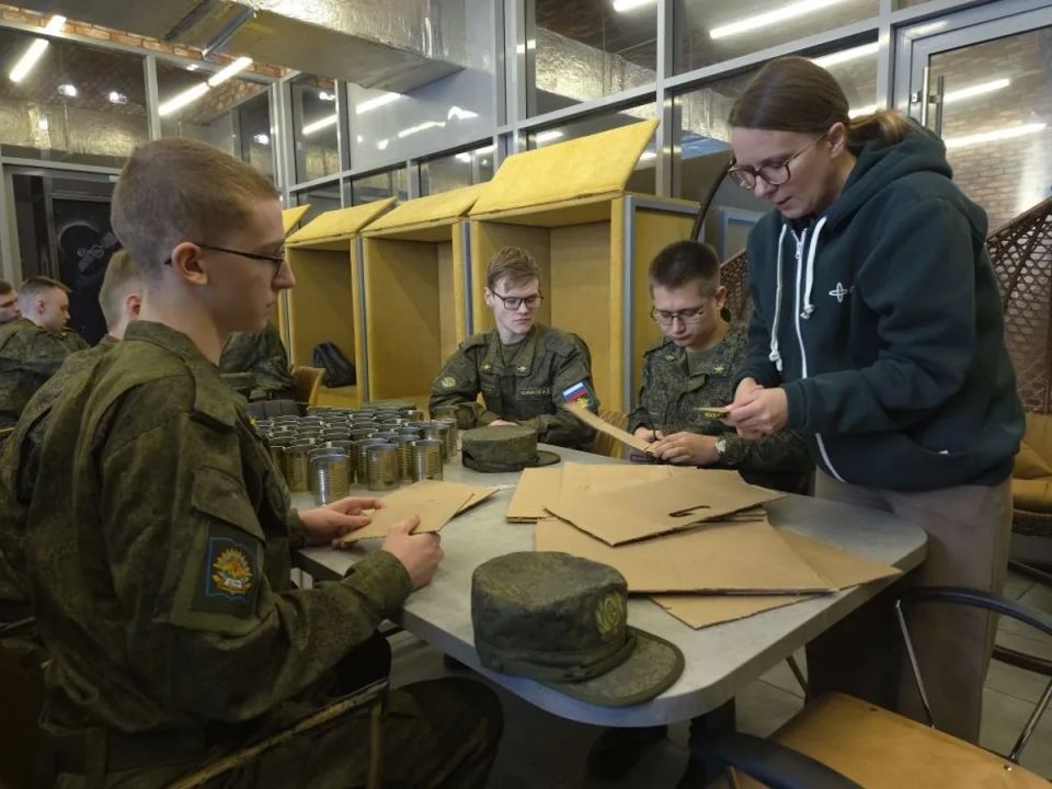 Студенты Санкт-Петербурга делают окопные свечи для военнослужащих Студенты Санкт-Петербурга делают окопные свечи для военнослужащих