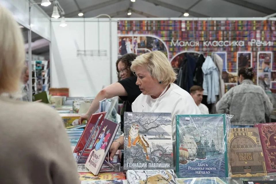 На Дворцовой площади начал работу XXI Международный Книжный салон На Дворцовой площади начал работу XXI Международный Книжный салон