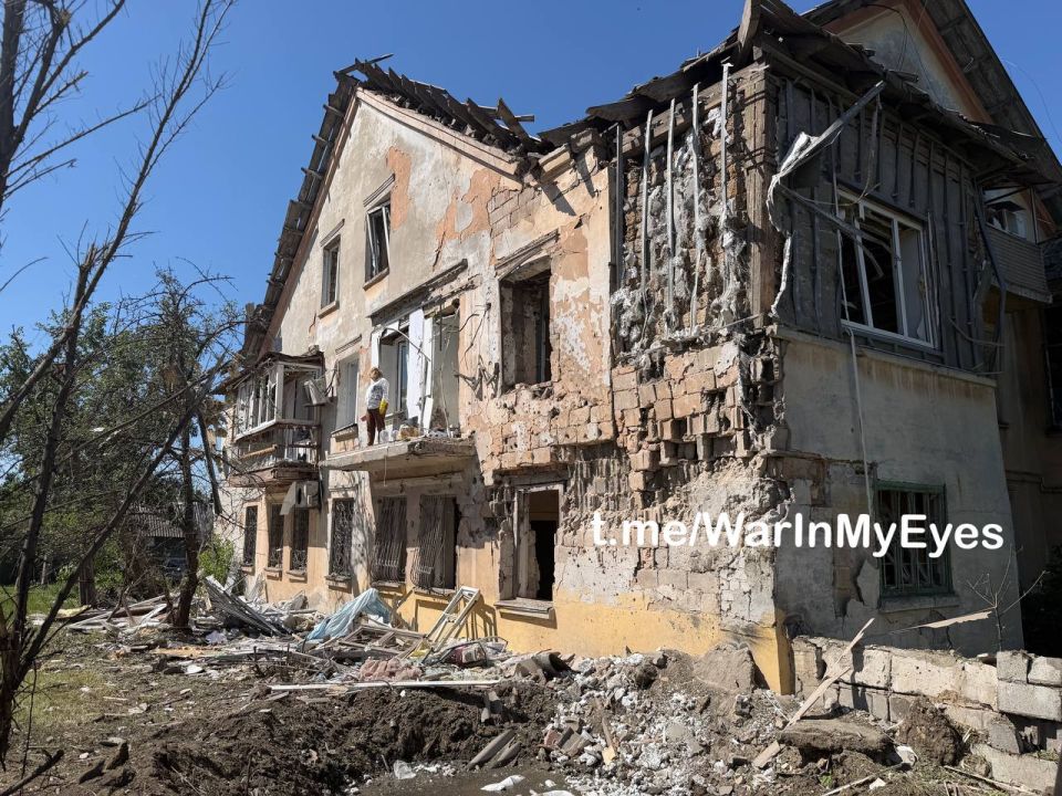 Последствия прилета ударного БПЛА ВСУ в Калининском районе Донецка сегодня ночью, ранения получили 3 человека Последствия прилета ударного БПЛА ВСУ в Калининском районе Донецка сегодня ночью, ранения получили 3 человека