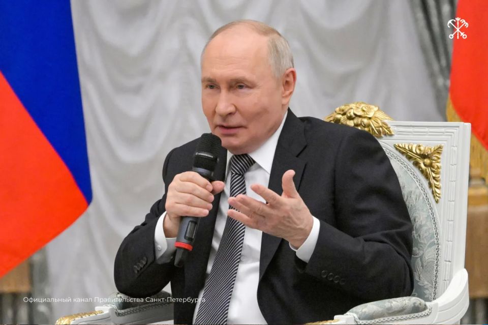 Президент Владимир Путин встретился с выпускниками федеральной кадровой программы «Время героев» Президент Владимир Путин встретился с выпускниками федеральной кадровой программы «Время героев»