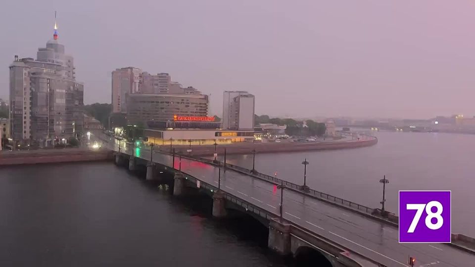 Ливень накрыл Петербург. В небе над городом также видно молнии и слышно грозу