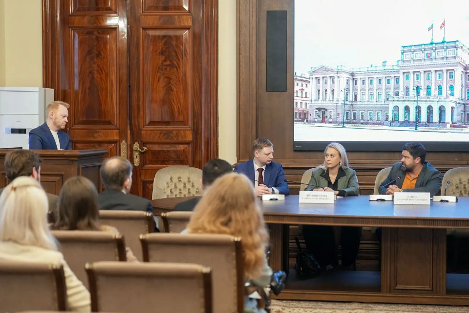В Мариинском дворце прошло заседание экспертной группы комиссии по инвестициям с участием депутата Дмитрия Панова, представителей исполнительных органов власти и бизнеса