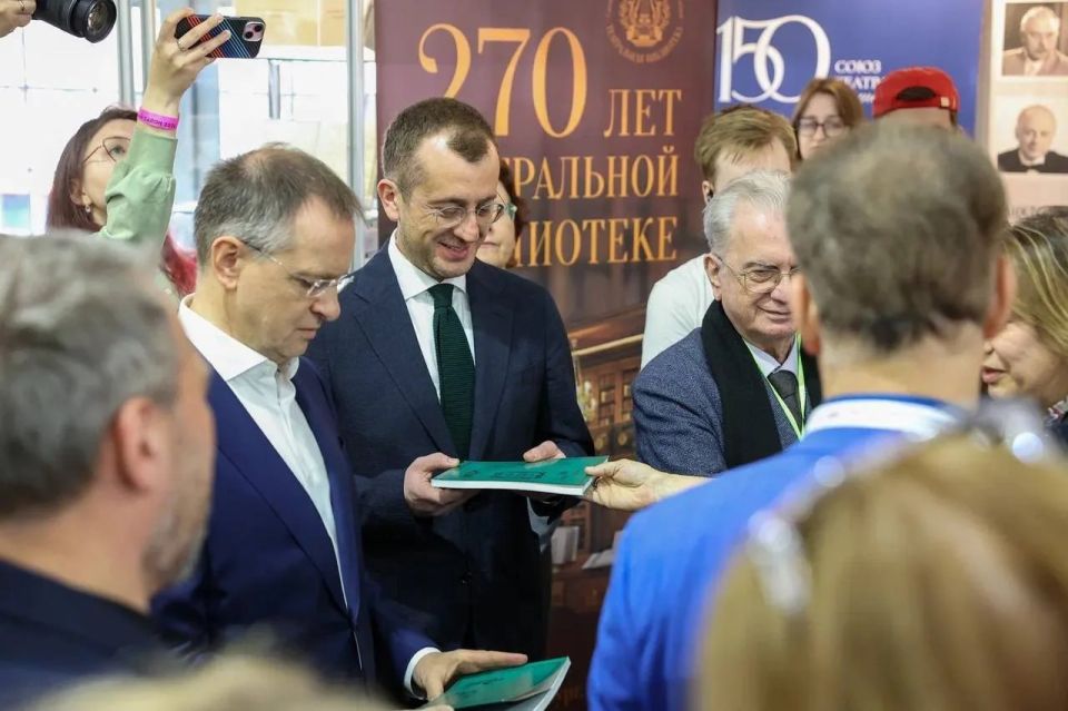 На Дворцовой площади начал работу XXI Международный Книжный салон