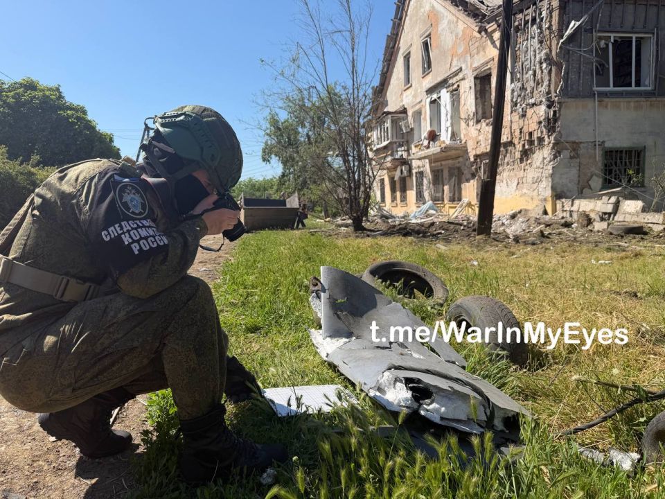Последствия прилета ударного БПЛА ВСУ в Калининском районе Донецка сегодня ночью, ранения получили 3 человека Последствия прилета ударного БПЛА ВСУ в Калининском районе Донецка сегодня ночью, ранения получили 3 человека