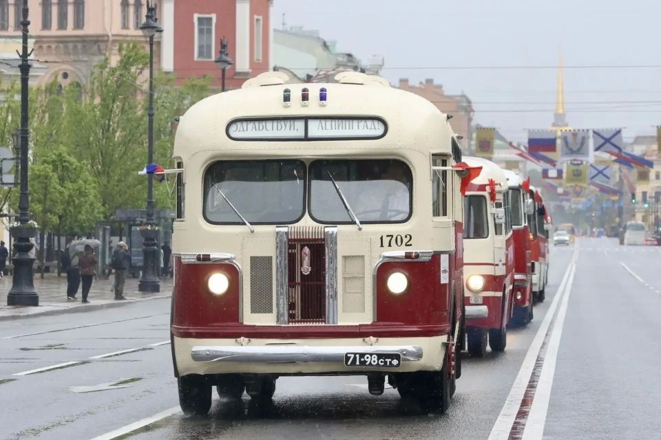 Парад ретротехники «ТранспортФест» прошел в центре Петербурга Парад ретротехники «ТранспортФест» прошел в центре Петербурга