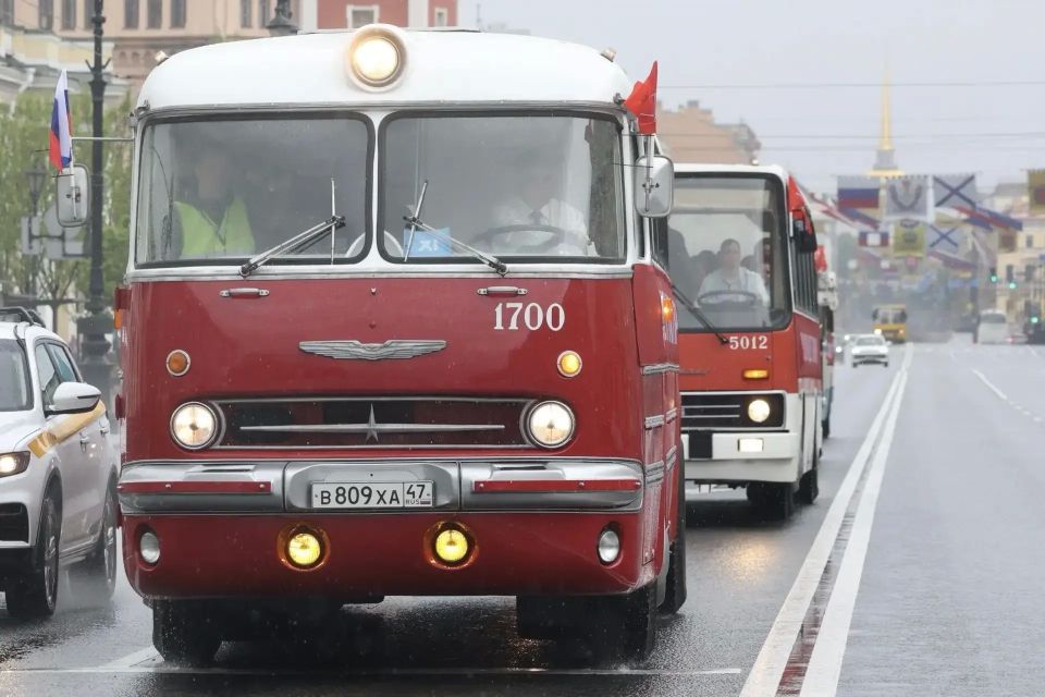 Парад ретротехники «ТранспортФест» прошел в центре Петербурга Парад ретротехники «ТранспортФест» прошел в центре Петербурга
