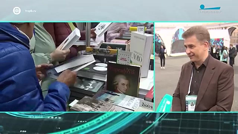 В самом сердце города, на Дворцовой площади, открылся 21-й Санкт-Петербургский международный книжный салон