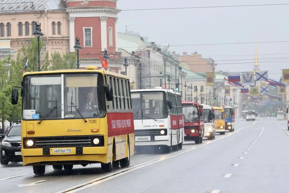 Парад ретротехники «ТранспортФест» прошел в центре Петербурга Парад ретротехники «ТранспортФест» прошел в центре Петербурга