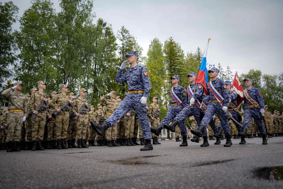Сегодня в Ленинградской области состоялась торжественная церемония Военной присяги военнослужащими по призыву 33-й бригады оперативного назначения и полка по охране важных государственных объектов Северо-Западного округа...