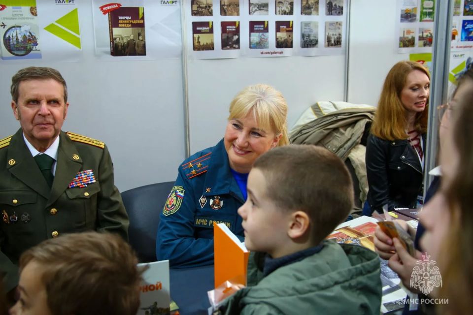 Пожарно-техническая выставка имени Б.И. Кончаева #МЧС_Петербурга принимает участие в XXI Международном книжном салоне Пожарно-техническая выставка имени Б.И. Кончаева #МЧС_Петербурга принимает участие в XXI Международном книжном салоне