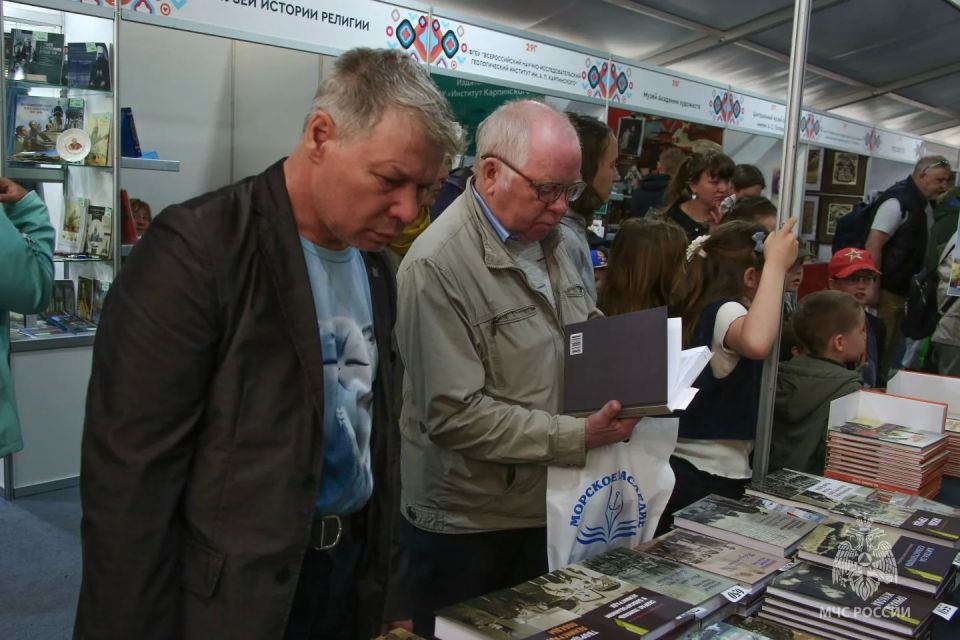 Пожарно-техническая выставка имени Б.И. Кончаева #МЧС_Петербурга принимает участие в XXI Международном книжном салоне Пожарно-техническая выставка имени Б.И. Кончаева #МЧС_Петербурга принимает участие в XXI Международном книжном салоне