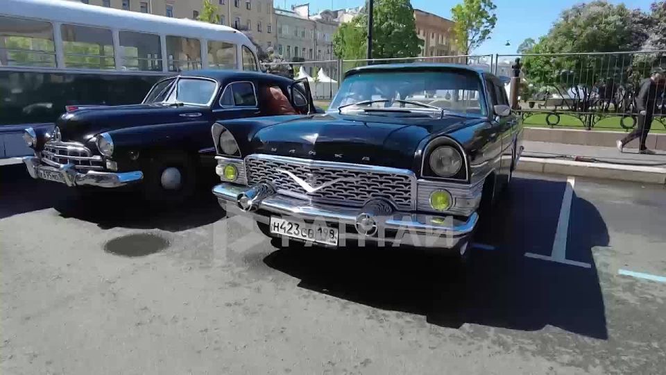 Ретроавтомобили тряхнули стариной в центре Санкт-Петербурга на VII Международном транспортном фестивале «ТранспортФест»