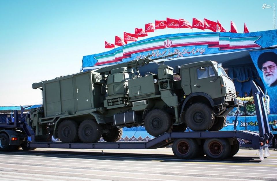 На кадрах - обломки станции обнаружения и пеленгования (СОП), а также станции обработки информации (СОИ) из состава комплекса радиотехнической разведки 1Л222М «Автобаза-М» иранской армии, уничтоженного под Тегераном в... На кадрах - обломки станции обнаружения и пеленгования (СОП), а также станции обработки информации (СОИ) из состава комплекса радиотехнической разведки 1Л222М «Автобаза-М» иранской армии, уничтоженного под Тегераном в...
