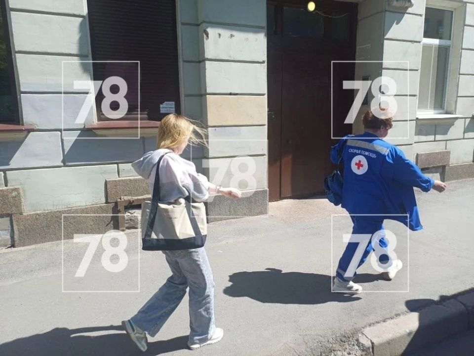 Часть стены обрушилась на прохожую на Малой Монетной, 21/9 Часть стены обрушилась на прохожую на Малой Монетной, 21/9
