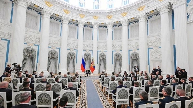 22 мая президент России Владимир Путин провел встречу с выпускниками первого потока образовательной программы «Время героев» для ветеранов и участников специальной военной операции