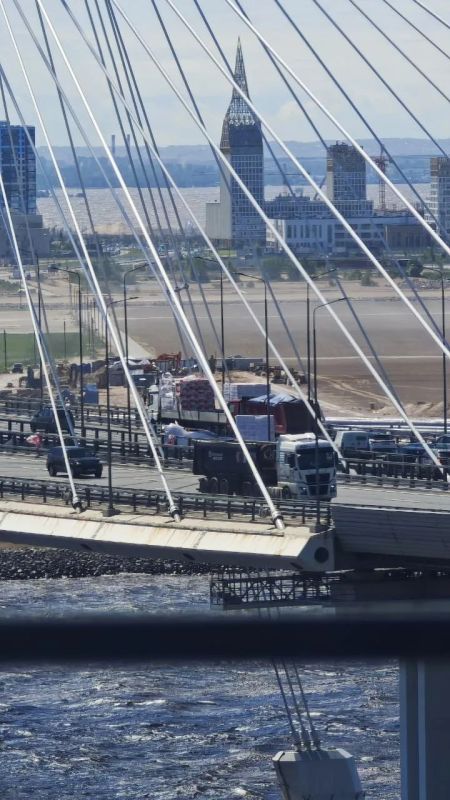 Порывистый ветер устроил затор на ЗСД